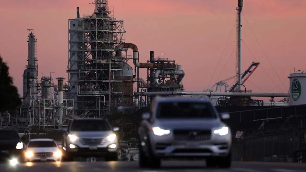 Kilang minyak di Amerika Serikat beroperasi di tengah lonjakan harga BBM dan krisis energi global