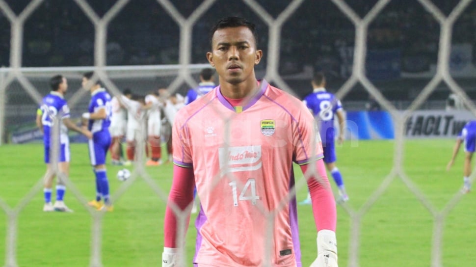 Kiper Persib Bandung Teja Paku Alam melakukan penyelamatan gemilang