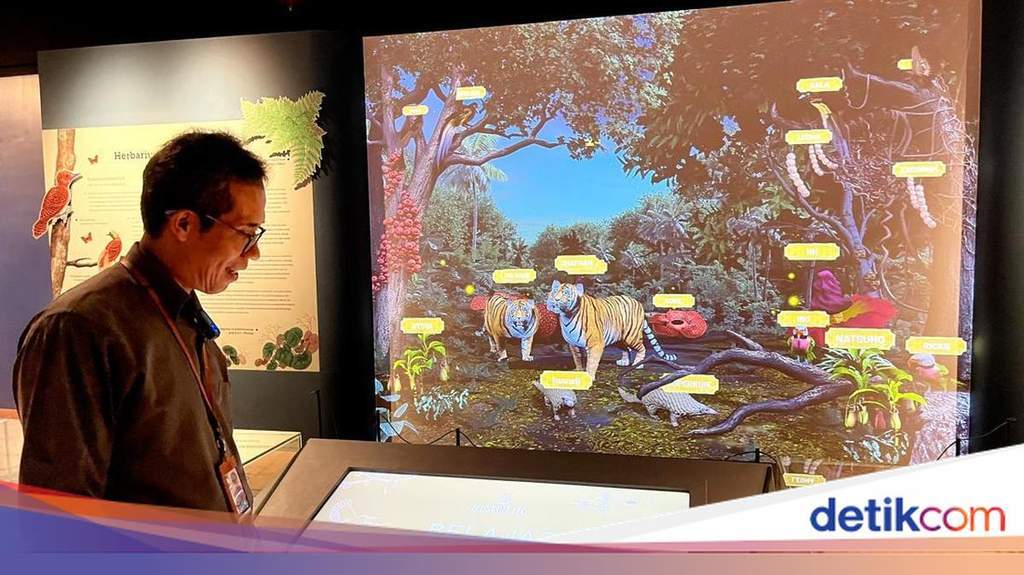 Koleksi benda bersejarah dan artefak sains di dalam ruangan Museum ITB Bandung