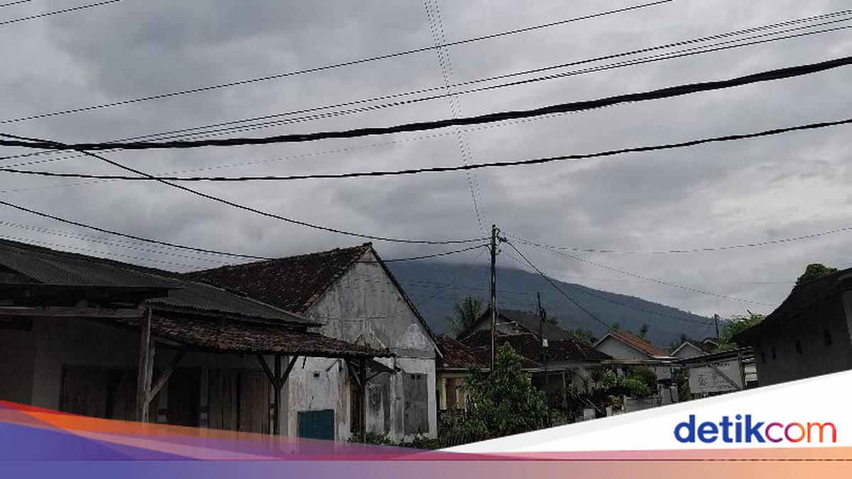 Kondisi cuaca berawan di kawasan Cirebon saat akhir pekan
