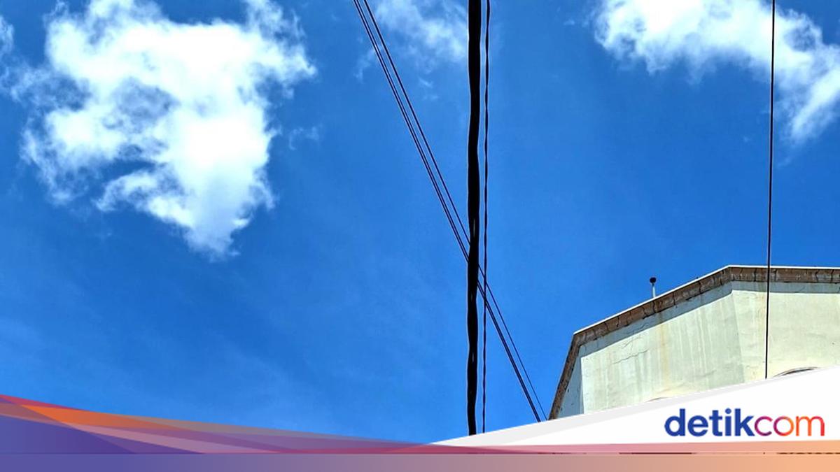 Kondisi langit berawan di Kota Cirebon saat akhir pekan
