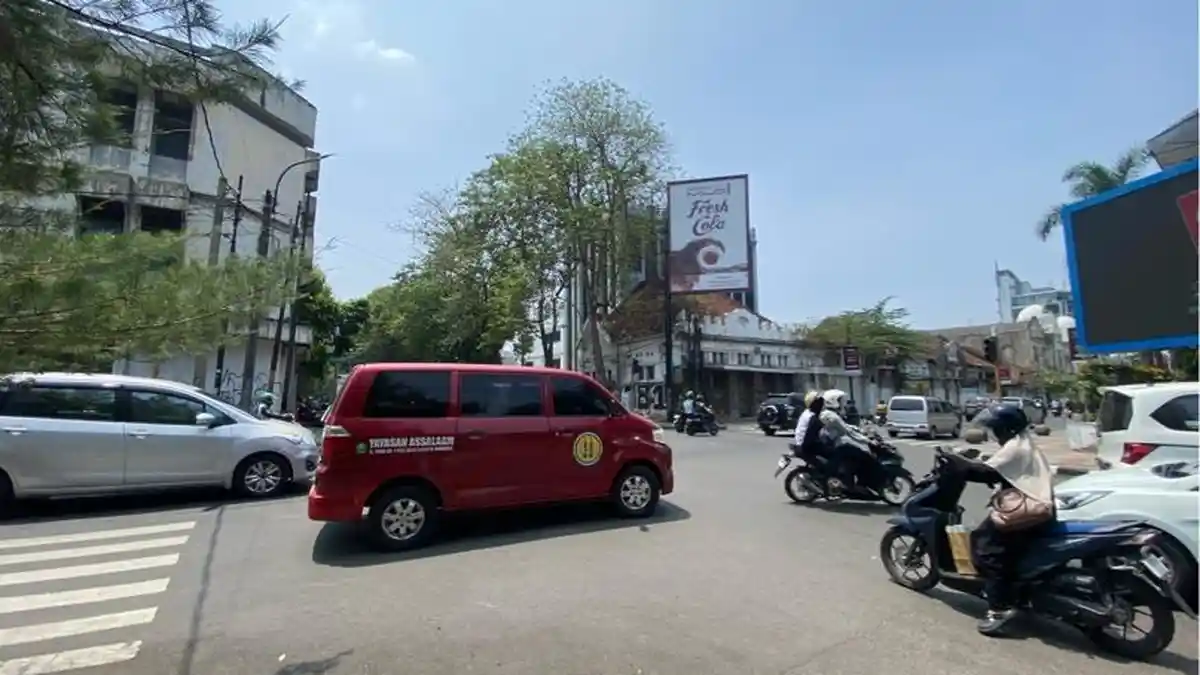 Kondisi persimpangan Jalan Tamblong Naripan Bandung saat traffic light padam