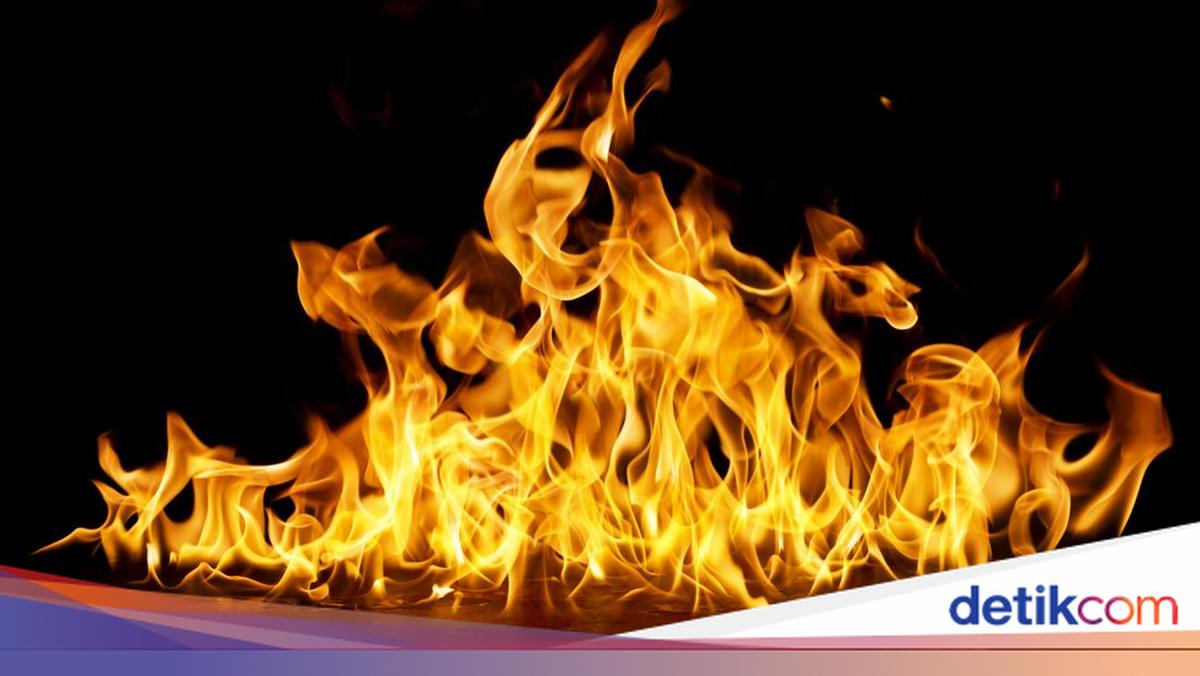 Kondisi sisa kebakaran yang menghanguskan puluhan kios di Pasar Andir Garut