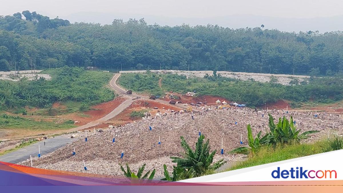 Kondisi tumpukan sampah di area TPA Sarimukti Bandung Barat