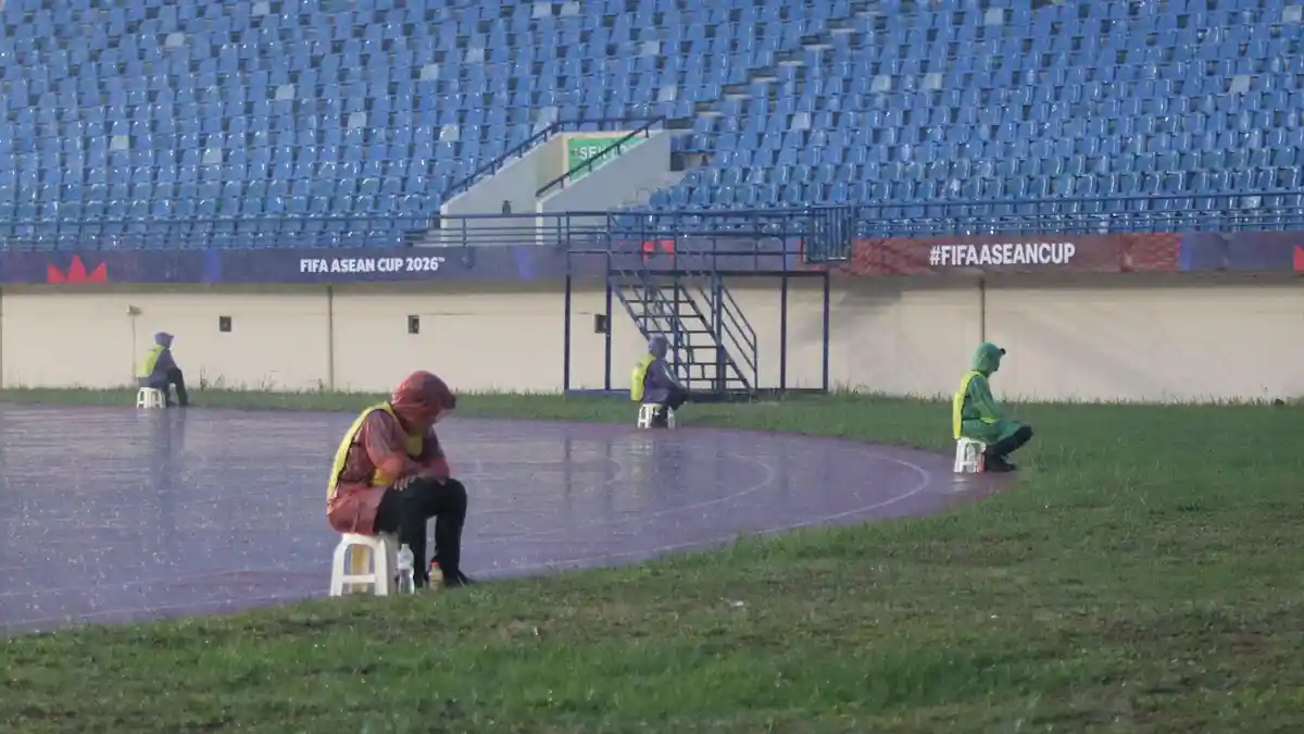 Lima steward tetap siaga menghadap tribun kosong di Stadion Si Jalak Harupat