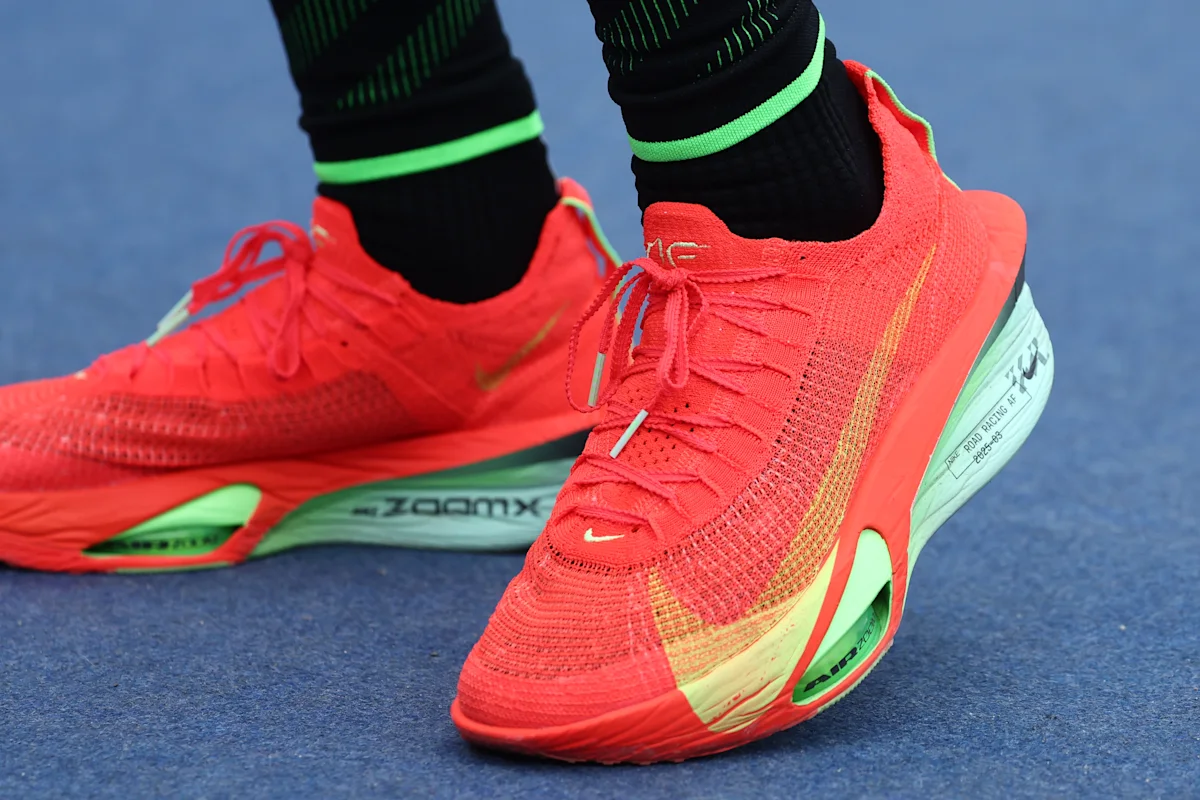 Logo dan produk sepatu Nike yang menghadapi tekanan pasar di Wall Street