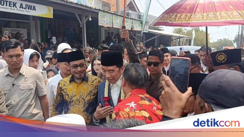 Mantan Presiden Jokowi berjalan kaki di tengah lautan warga Cirebon menuju Padepokan Anti Galau