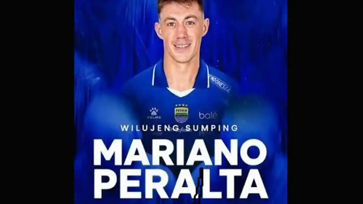 Momen pengenalan jersi Mariano Peralta oleh Manajer Persib Bandung Umuh Muchtar di Saung Angklung Udjo