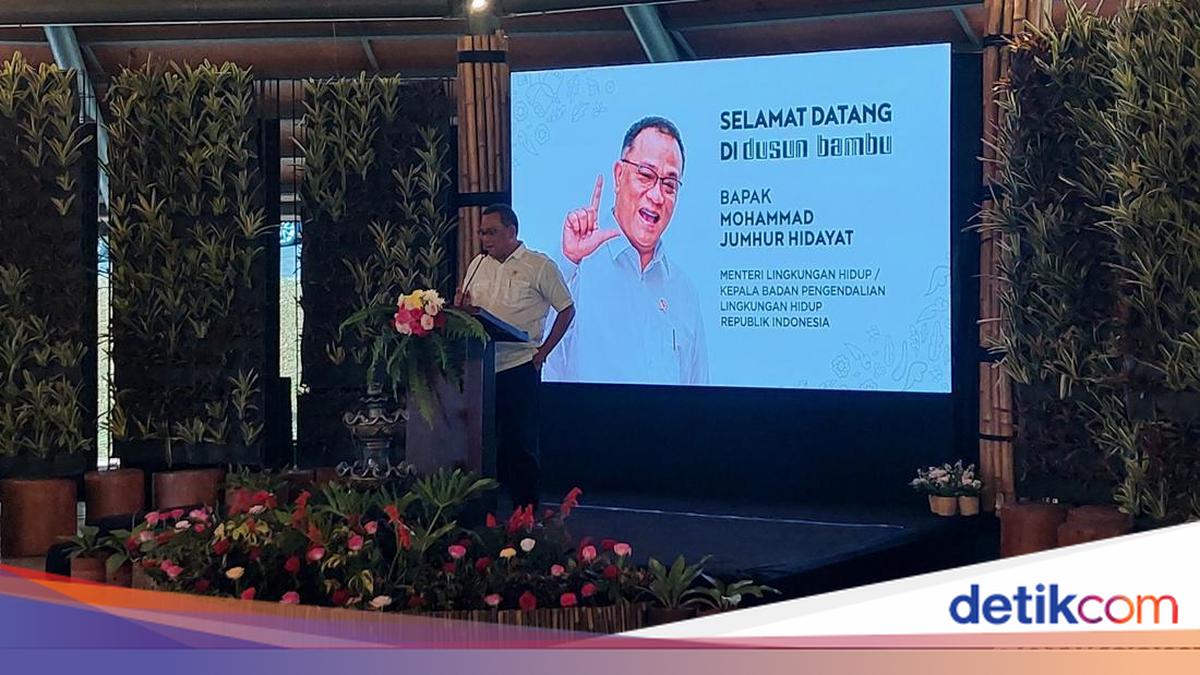 Menteri Lingkungan Hidup Mohammad Jumhur Hidayat meninjau kawasan ekowisata di Cisarua Jawa Barat