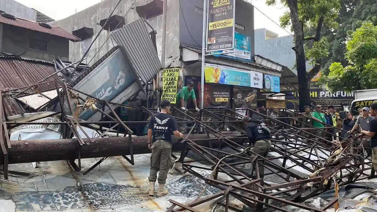 Papan reklame di Bandung yang rawan roboh saat musim hujan
