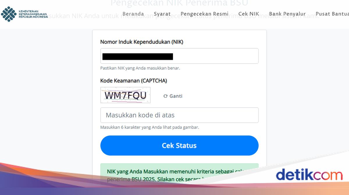 Pekerja memeriksa informasi link resmi BSU 2026 melalui ponsel pintar