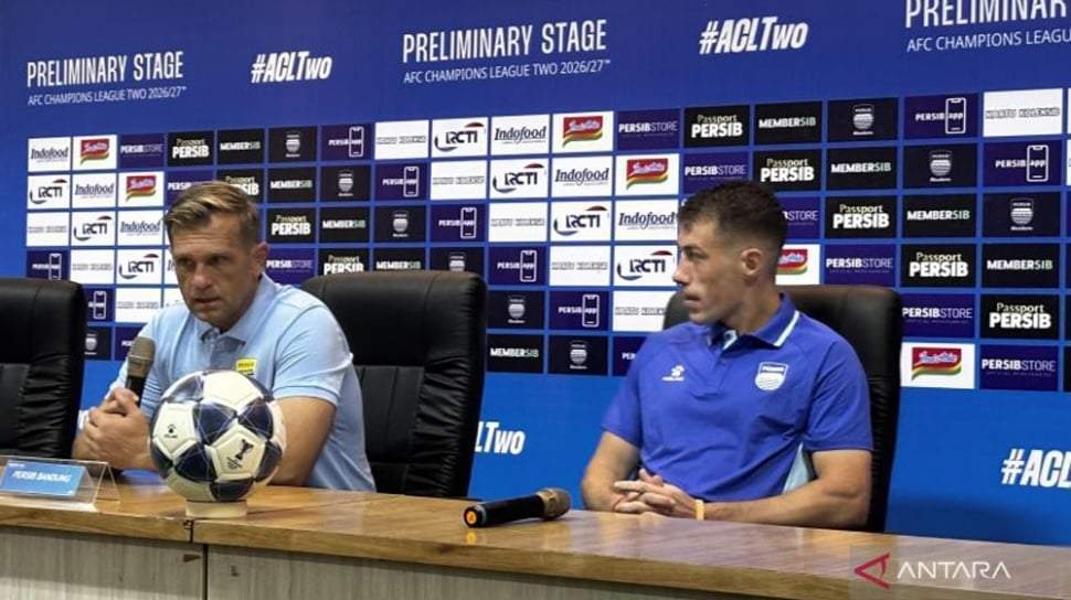 Pelatih Persib Bandung Igor Tolic memberikan instruksi kepada pemain di pinggir lapangan