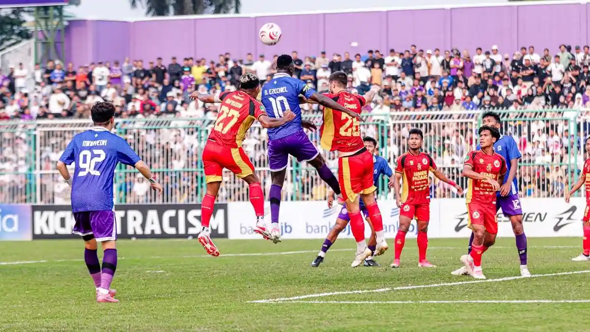 Pelatih Semen Padang Nil Maizar memberikan instruksi di pinggir lapangan