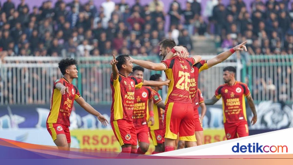Pelatih Semen Padang Nil Maizar memberikan instruksi kepada pemain di pinggir lapangan
