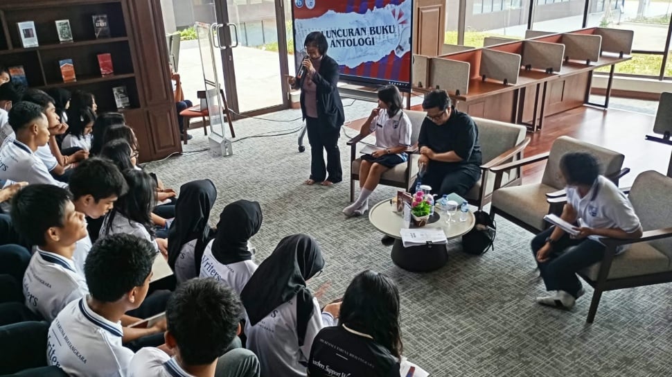 Peluncuran dua buku karya siswa SMA Kemala Bhayangkara Gunungsindur