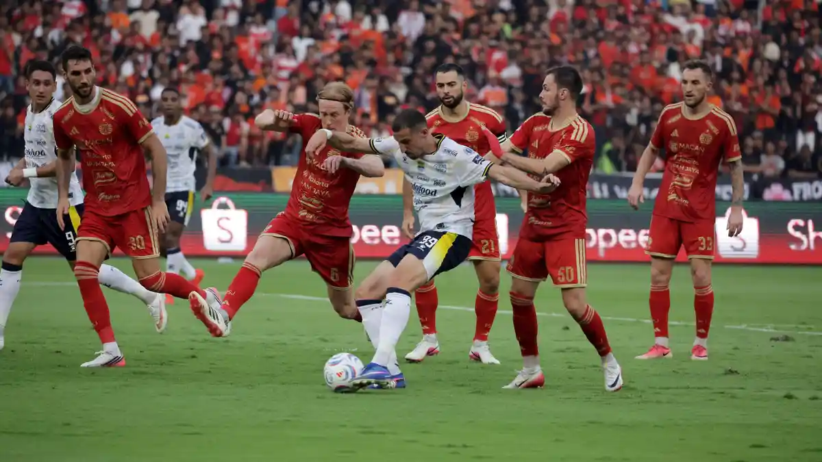 Pemain Persib Bandung dikawal ketat oleh pemain Persija Jakarta di SUGBK