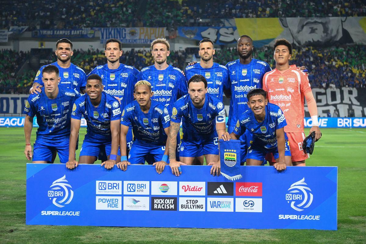 Pemain Persib Bandung menjalani sesi latihan resmi di Thailand