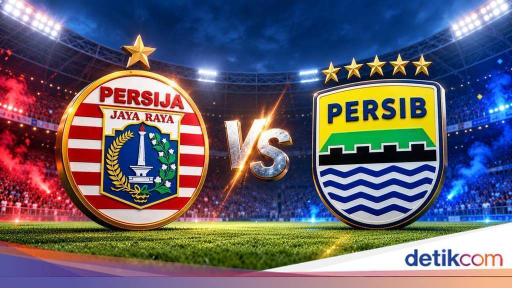Pemain Persija dan Persib berebut bola di lapangan hijau SUGBK