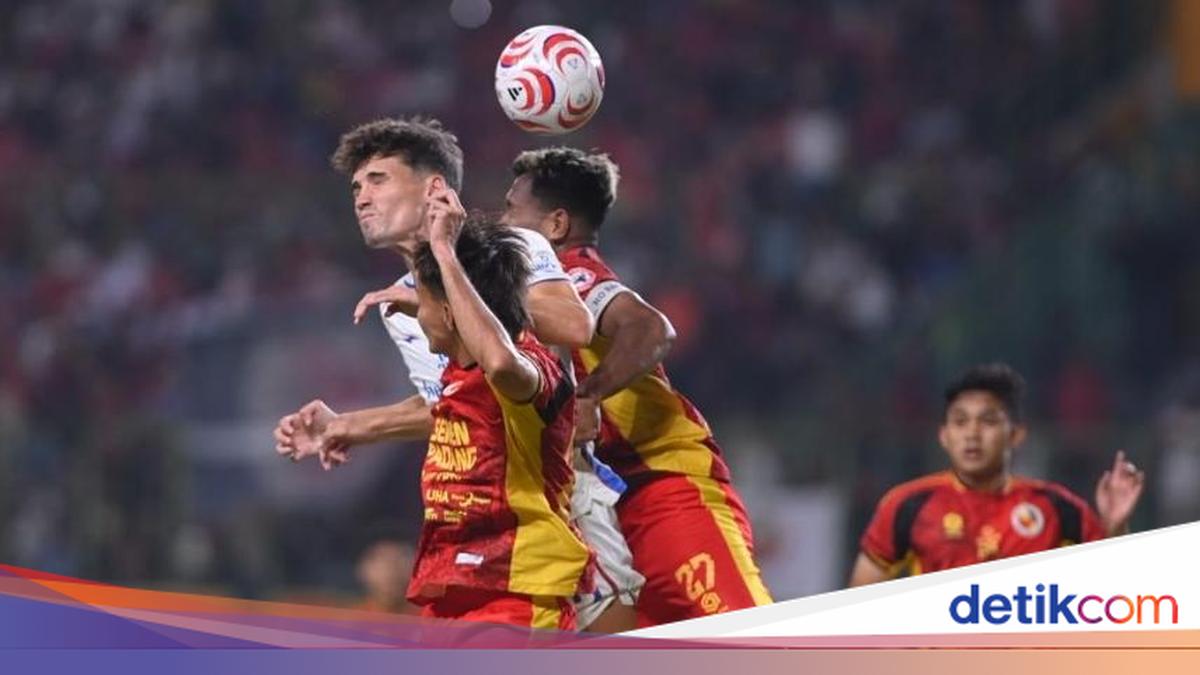 Pemain Semen Padang FC bersiap menghadapi laga tandang di Stadion Galuh Ciamis