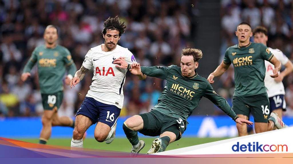 Pemain Tottenham Hotspur kecewa usai hasil imbang melawan Everton di Premier League