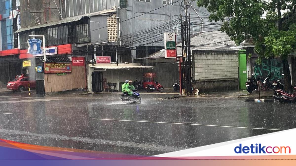 Pemandangan kota Bandung saat mendung dan potensi hujan ringan