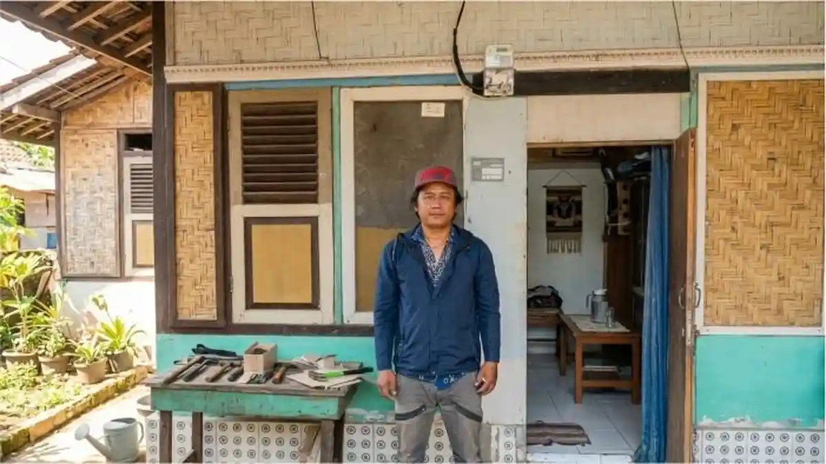 Pemasangan listrik mandiri PLN untuk warga Baleendah di Kabupaten Bandung