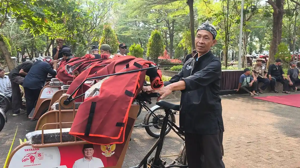 Penarik becak lansia di Purwakarta menerima bantuan becak listrik modern