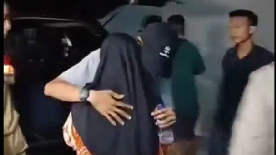 ABK Rizki Pulang Disambut Histeris Keluarga, Ayah Masih Hilang