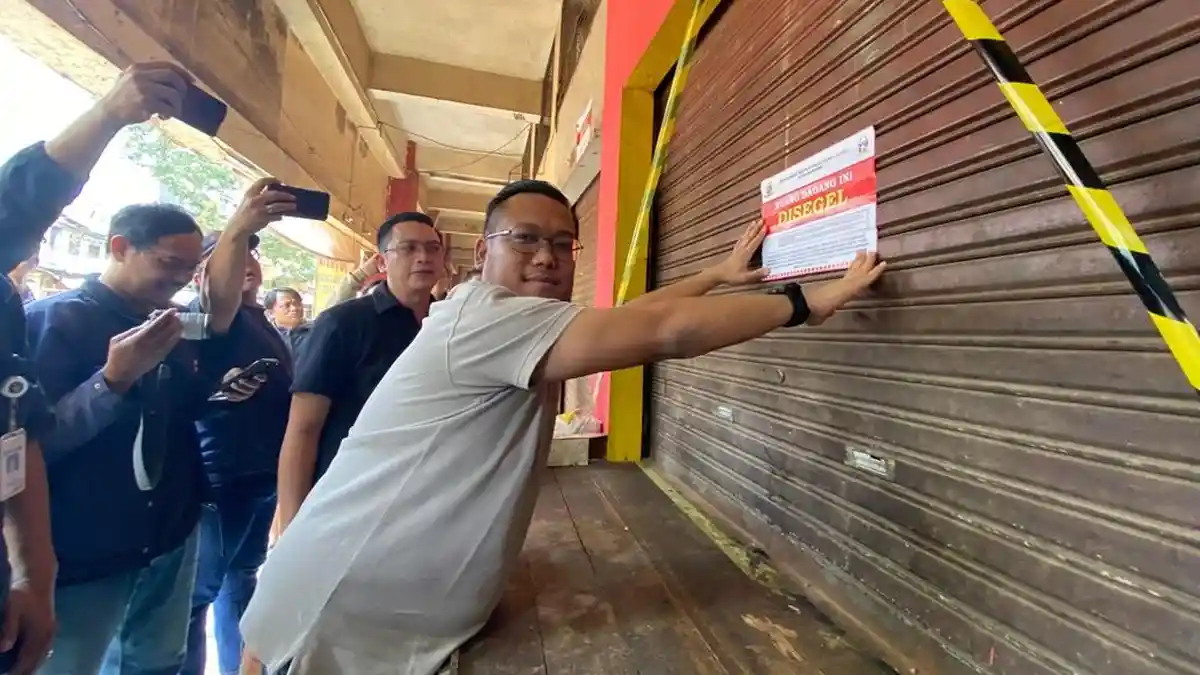 Penyegelan kios di Pasar Ciroyom Bandung akibat dugaan praktik jual beli ilegal
