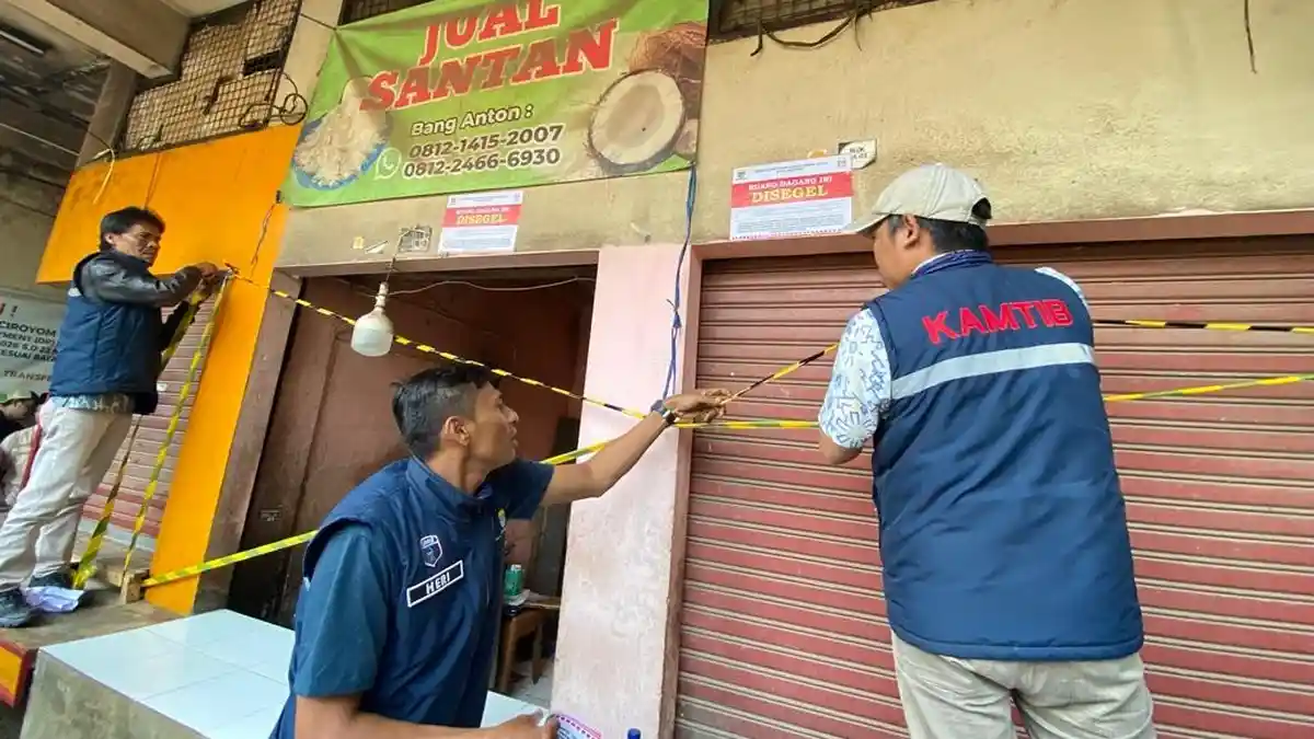 Penyegelan kios Pasar Ciroyom oleh Perumda Pasar Juara Bandung