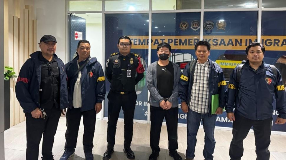 Petugas Bareskrim Polri melakukan pengamanan dalam kasus penyelundupan ilegal