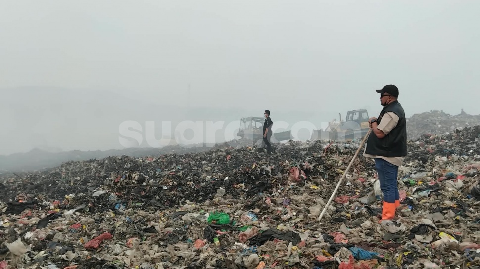 Petugas berjibaku memadamkan kebakaran TPA Galuga di Bogor