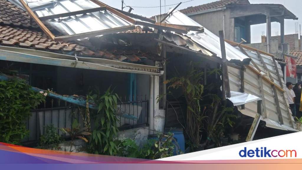 Petugas BPBD melakukan asesmen rumah rusak akibat angin kencang di Cimahi Selatan
