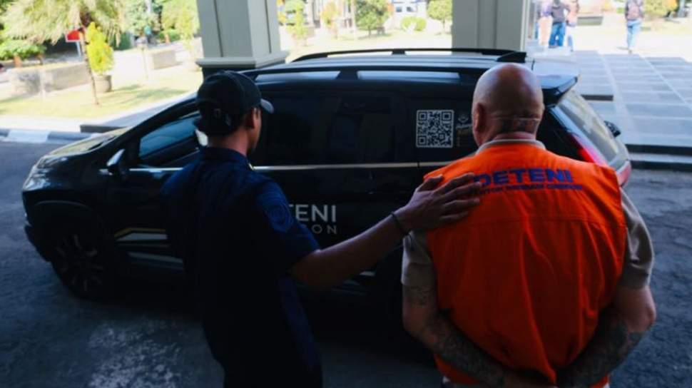 Petugas Kantor Imigrasi Cirebon mengawal proses deportasi WNA Australia