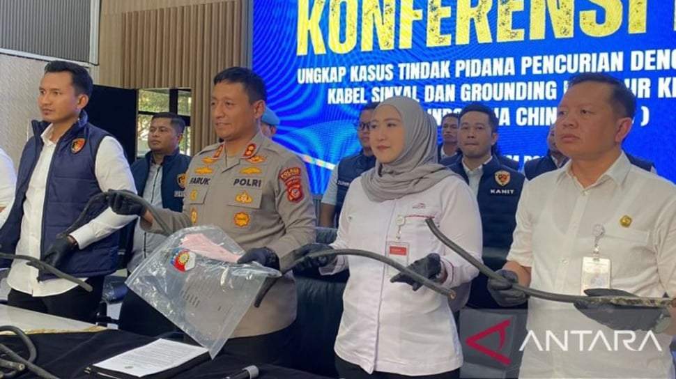 Petugas kepolisian mengamankan barang bukti terkait kasus pencurian kabel sinyal Whoosh