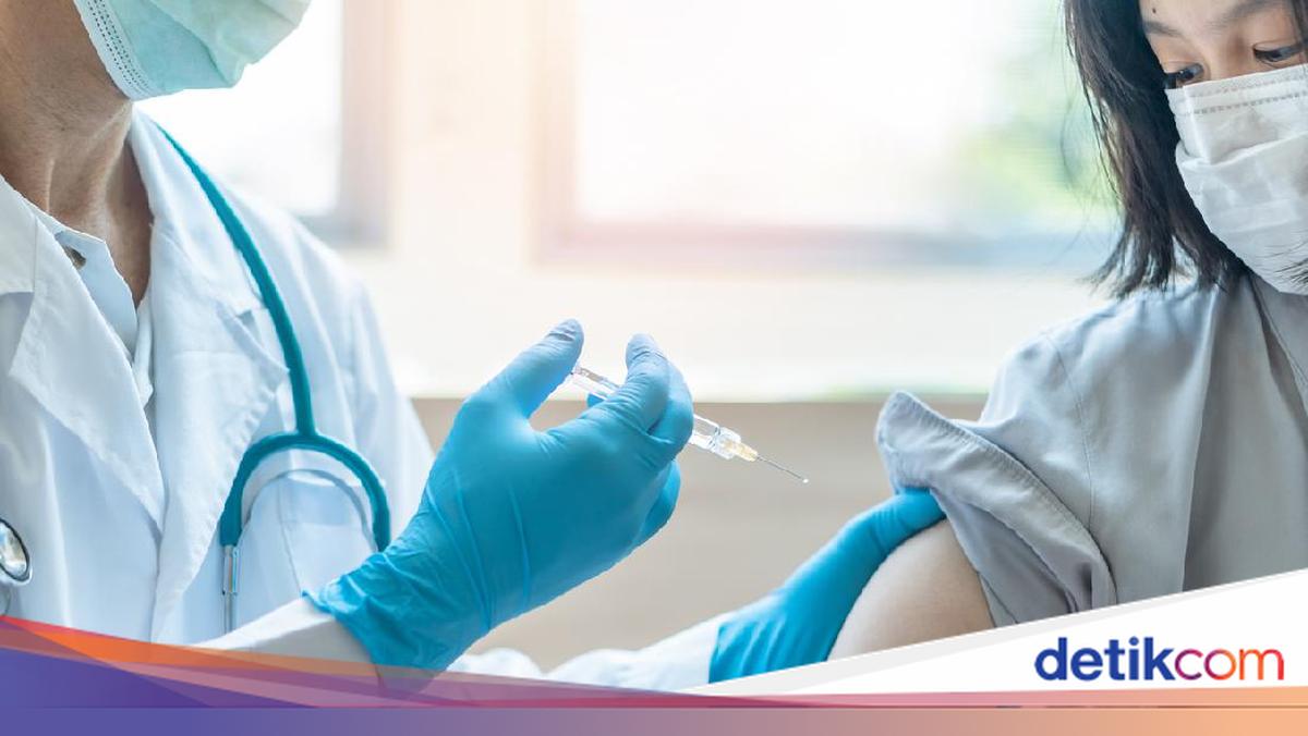 Petugas medis memberikan layanan vaksin influenza di fasilitas kesehatan Bandung