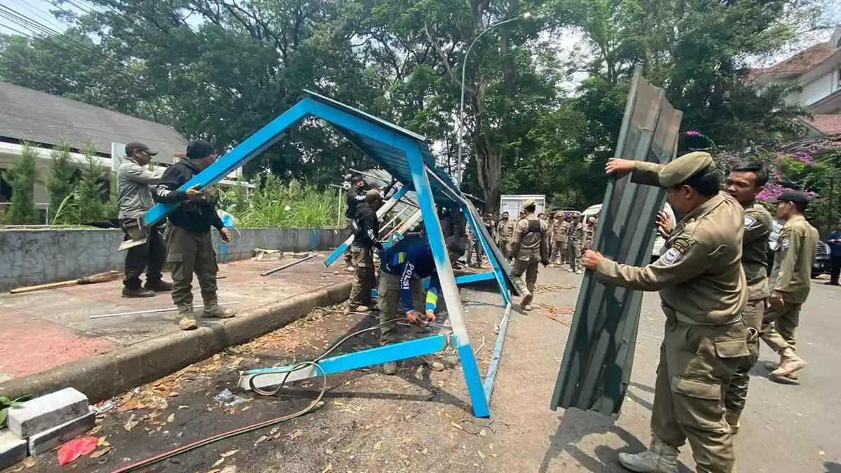 Petugas melakukan pembongkaran kios pkl di kawasan Bandung