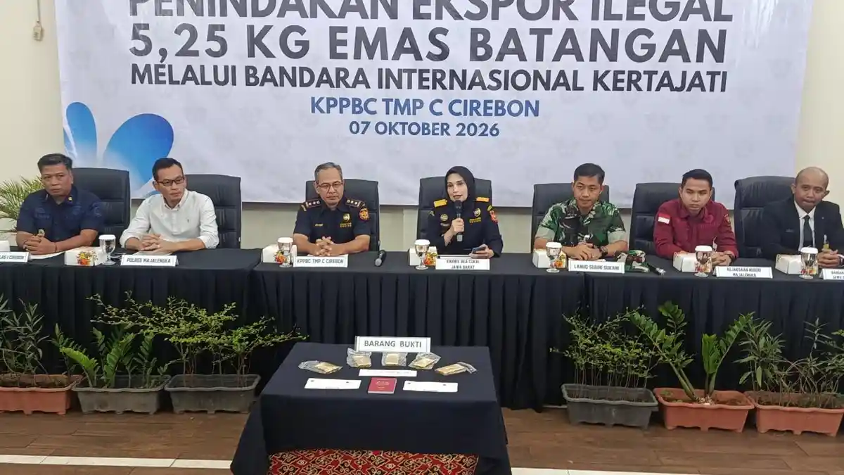 Petugas menunjukkan barang bukti emas batangan selundupan di Kantor Bea Cukai Cirebon