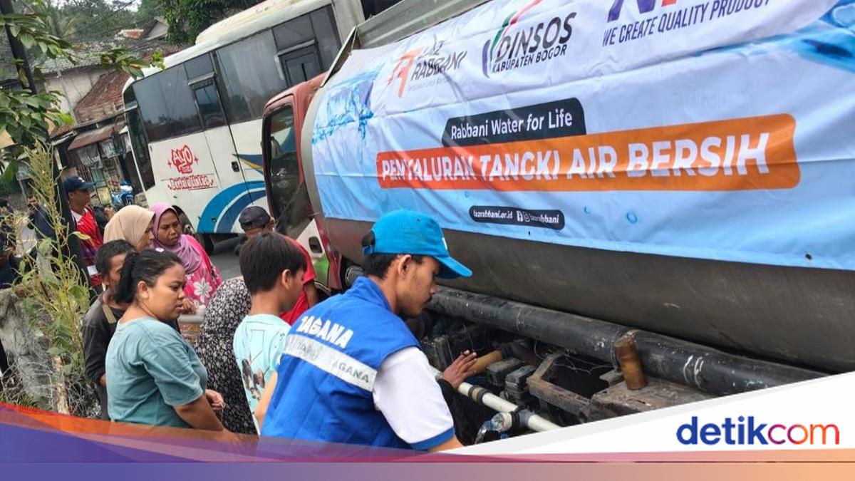 Petugas menyalurkan bantuan air bersih kepada warga di Kabupaten Bogor