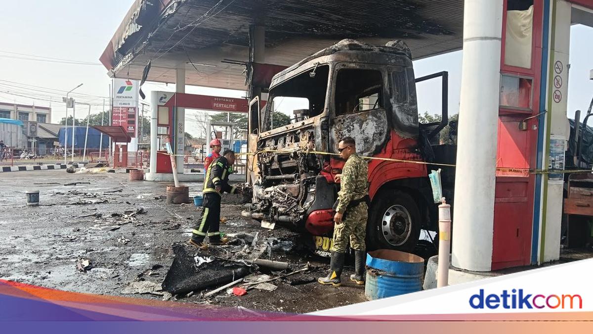 Petugas pemadam kebakaran memadamkan api di SPBU Tulungagung Indramayu