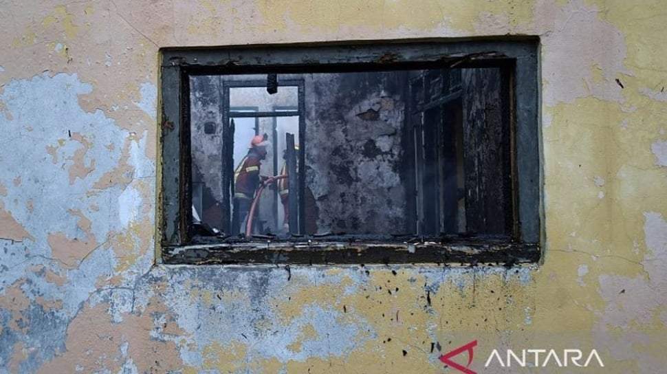 Petugas pemadam kebakaran memadamkan dua rumah yang ludes terbakar di Cianjur akibat konflik keluarga