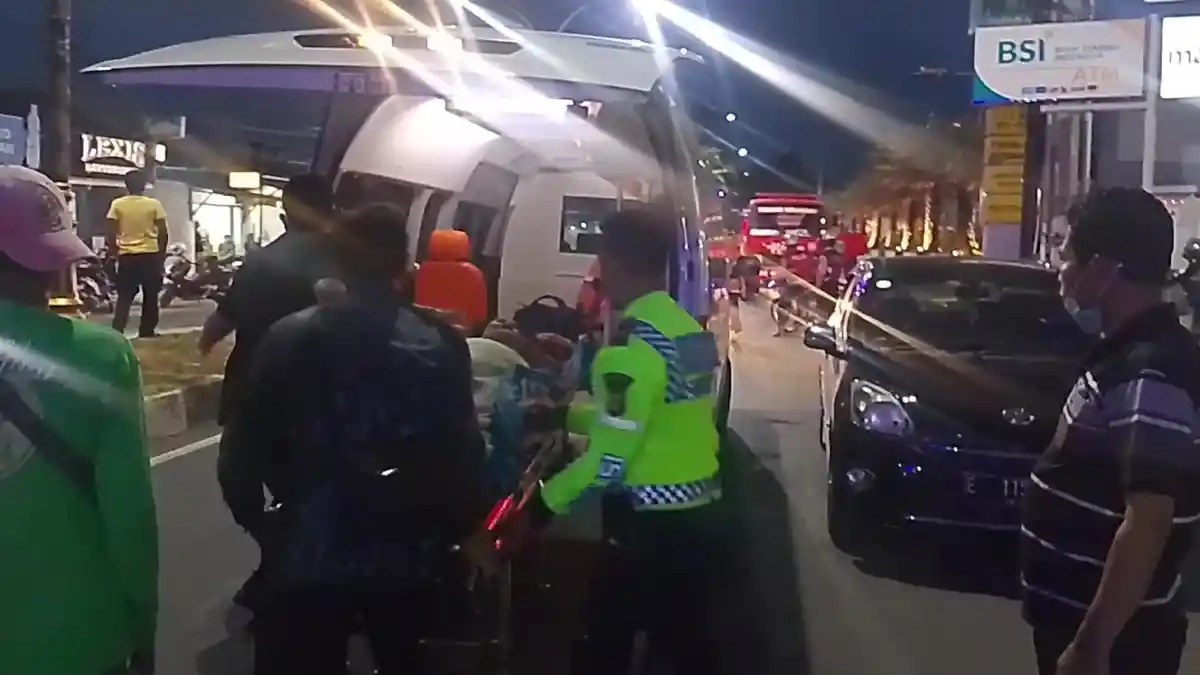 Petugas pemadam kebakaran saat memadamkan api di RS MM Indramayu