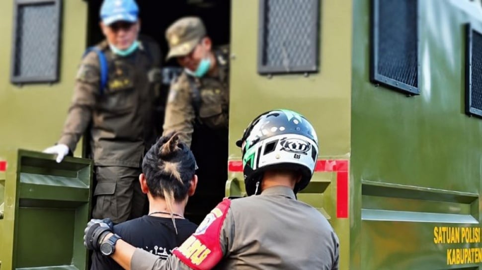 Petugas Satpol PP dan Dinsos Karawang saat mendata PPKS yang terjaring razia