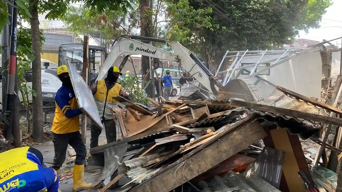 Petugas Satpol PP Kota Bandung saat melakukan penertiban bangunan liar
