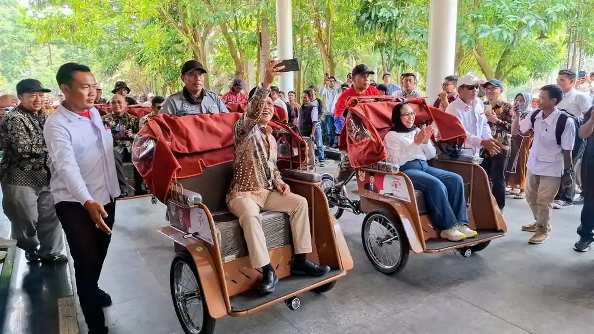 Ratusan becak listrik bantuan Presiden Prabowo Subianto berjajar di Kabupaten Bandung