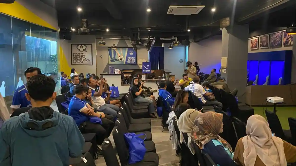 Ratusan Bobotoh memadati Graha Persib Jalan Sulanjana Bandung untuk nobar Persib vs Persija