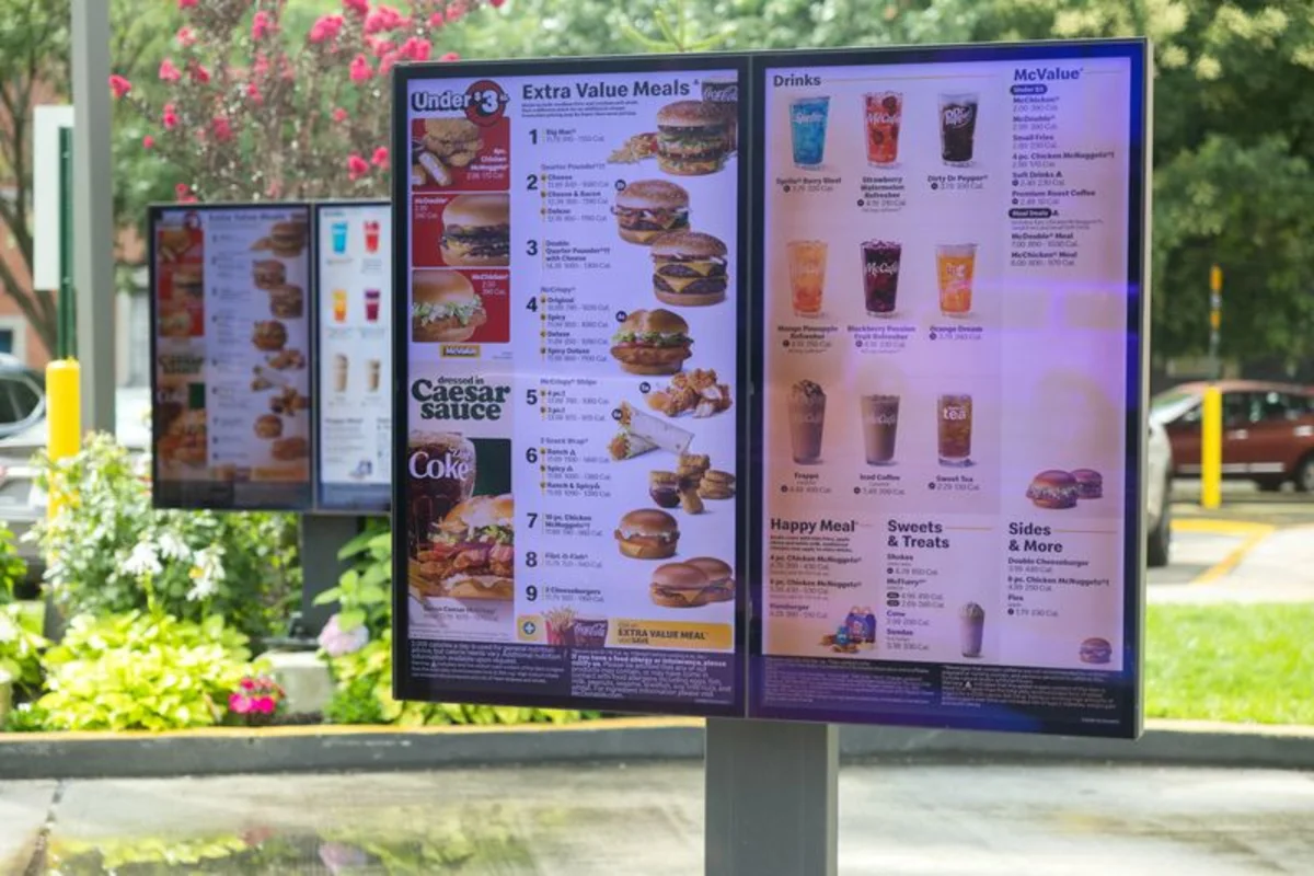 Restoran McDonald's dan layanan pemesanan digital berbasis teknologi