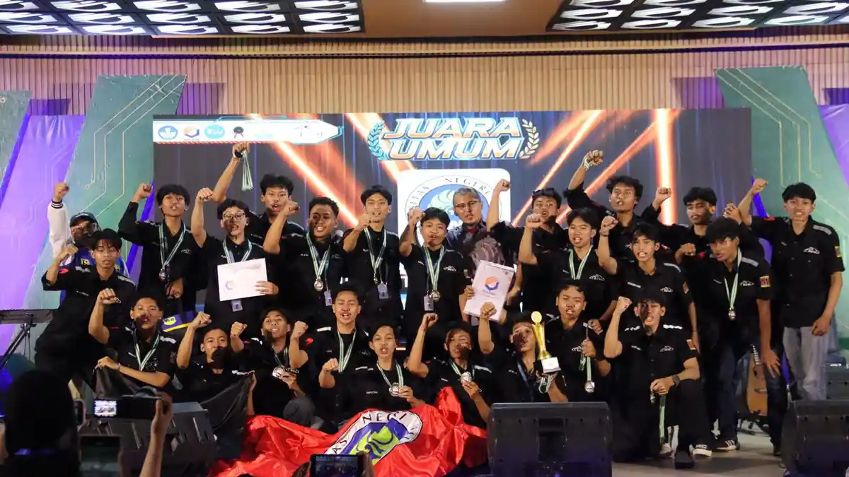 REV Team Universitas Negeri Malang merayakan kemenangan sebagai juara umum KMLI XIV 2026.
