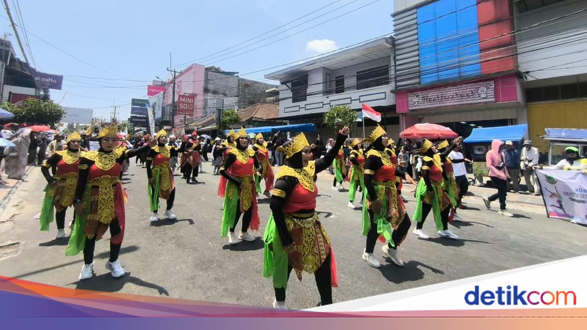Ribuan warga memadati Jalan Siliwangi menyaksikan karnaval sejarah di Kuningan