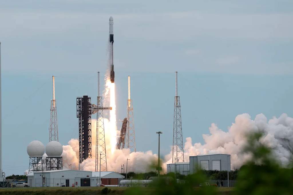 Roket Falcon 9 SpaceX meluncurkan misi NASA Crew-13 menuju ISS dari Cape Canaveral